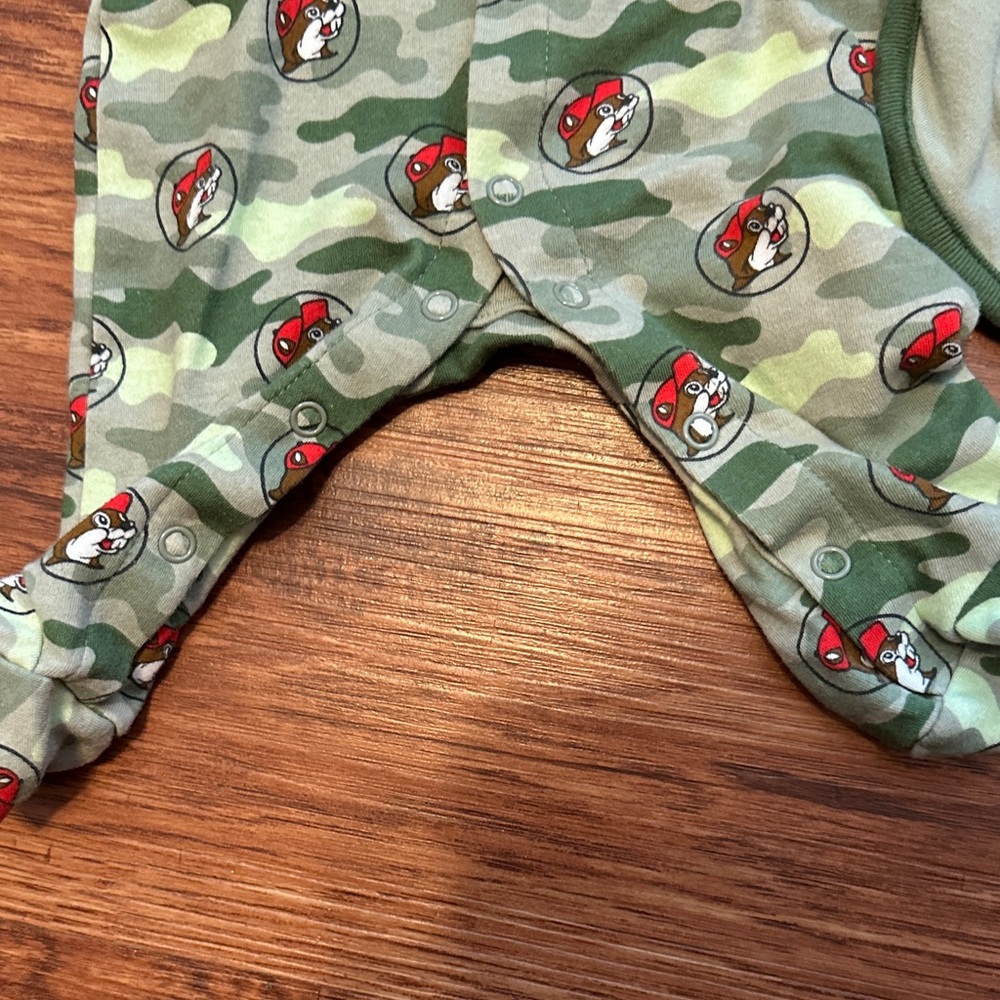 Buc-ee’s Camo Longsleeve Onesie With Bib 3 Months - Picture 4 of 6